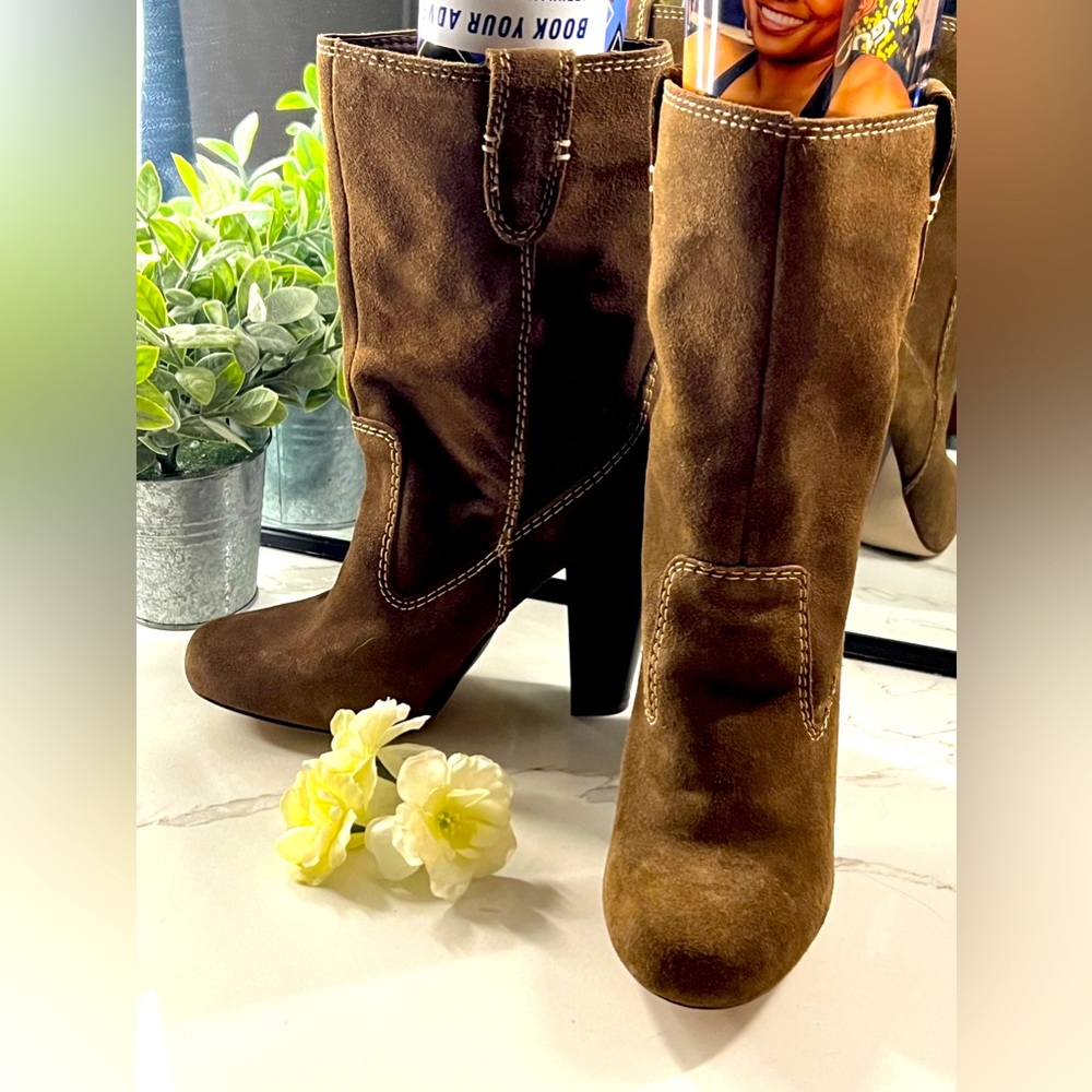 Mia Brand suede boot size 7.5, BRAND NEW NEVER WORN